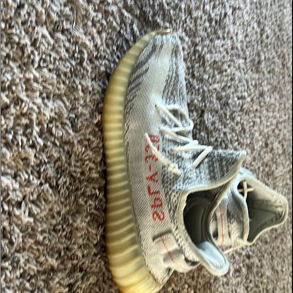 Yeezys 9.5 - Picture 5 of 6